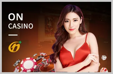 Sân quần vợt với hai vận động viên đang thi đấu